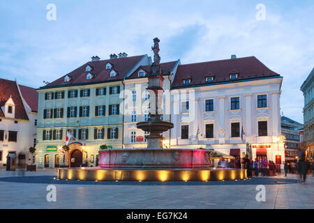 Roland Fontaine au crépuscule. Vieille Ville, place principale, Bratislava, Slovaquie Banque D'Images