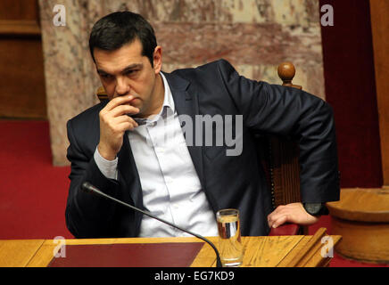 Athènes, Grèce. Feb 18, 2015. Le Premier ministre grec Alexis Tsipras cherche sur pendant le premier tour d'un scrutin présidentiel au parlement grec à Athènes, Grèce, le 18 février 2015. Prokopis Pavlopoulos, de conservateur modéré ancien ministre de l'Intérieur, a été élu le mercredi, le nouveau président de la Grèce. © Marios Lolos/Xinhua/Alamy Live News Banque D'Images