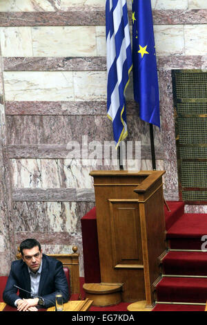 Athènes, Grèce. Feb 18, 2015. Le Premier ministre grec Alexis Tsipras cherche sur pendant le premier tour d'un scrutin présidentiel au parlement grec à Athènes, Grèce, le 18 février 2015. Prokopis Pavlopoulos, de conservateur modéré ancien ministre de l'Intérieur, a été élu le mercredi, le nouveau président de la Grèce. © Marios Lolos/Xinhua/Alamy Live News Banque D'Images