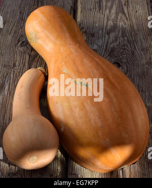 Magnifique squash est réduit de moitié sur une table en bois Banque D'Images