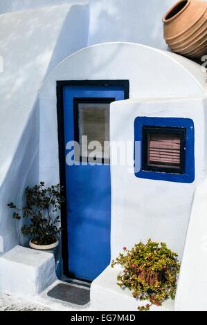 La ville de Fira, la capitale de l'île de Santorin (Thera Thira officiellement, de façon classique) dans le groupe de l'île des Cyclades de G Banque D'Images