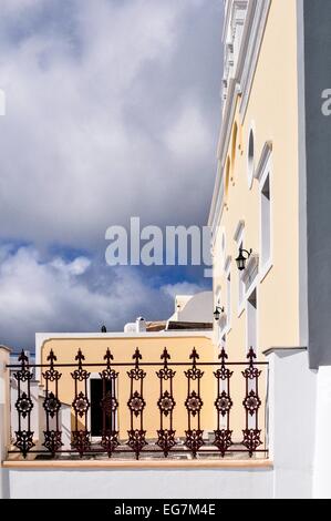 La ville de Fira, la capitale de l'île de Santorin (Thera Thira officiellement, de façon classique) dans le groupe de l'île des Cyclades de G Banque D'Images