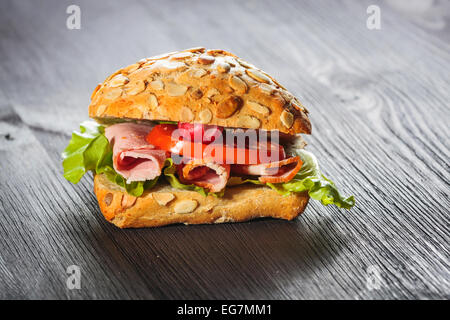 Sandwich au jambon avec de la laitue sur fond de bois Banque D'Images