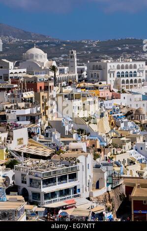 La ville de Fira, la capitale de l'île de Santorin (Thera Thira officiellement, de façon classique) dans le groupe de l'île des Cyclades de G Banque D'Images
