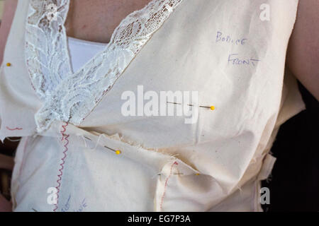 Broomfield, Colorado - une jeune femme est équipé avec le prototype d'une robe de mariage. Banque D'Images