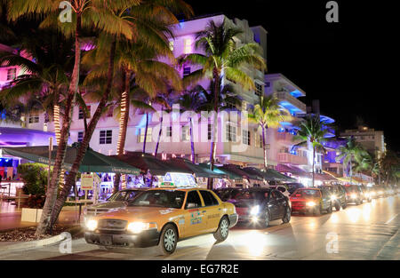 South Beach, Miami, Floride. Le trafic lourd en face de l'hôtel Clevelander sur Ocean Drive, la nuit. Banque D'Images