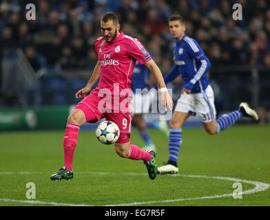 Gelsenkirchen, Allemagne. 18 Février, 2015. Le FC Schalke 04 vs Real Madrid, l'UEFA Champions-League : Karim Benzema (Real Madrid) contrôle la balle. Credit : Juergen Schwarz/Alamy Live News Banque D'Images