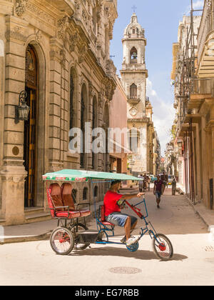 Pedicab driver dans son pedicab dans la rue à La Habana Vieja, Cuba. Banque D'Images