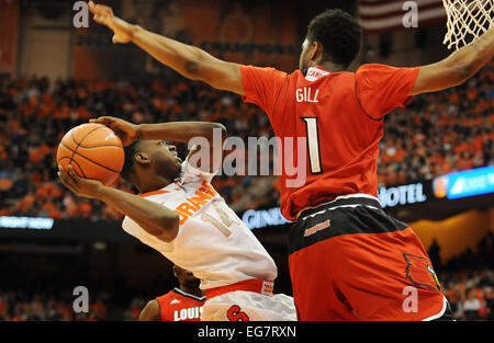 Syracuse, NY, USA. Feb 18, 2015. 18 févr. 2015:Syracuse guard Kaleb Joseph # 14 semble pour l'heure au cours de la première moitié de l'action. Les Louisville Cardinals vs l'Orange de Syracuse à l'Carrier Dome à Syracuse, New York. © csm/Alamy Live News Banque D'Images