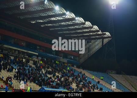 Stade Ghencea, Roumanie ROU. Feb 18, 2015. Les partisans sur tribune du stade Ghencea Bucarest Roumanie pendant la ligue coupe jeu Adeplast entre Steaua Bucarest ROU et Astra Giurgiu ROU au stade Ghencea, Roumanie ROU. Catalin Soare/Cal Sport Media/Alamy Live News Banque D'Images