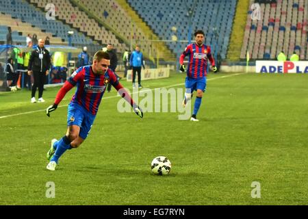 Stade Ghencea, Roumanie ROU. Feb 18, 2015. Adrian Popa # 77 de Steaua Bucarest en action au cours de la Ligue Roumanie Tasse jeu Adeplast entre Steaua Bucarest ROU et Astra Giurgiu ROU au stade Ghencea, Roumanie ROU. Catalin Soare/Cal Sport Media/Alamy Live News Banque D'Images