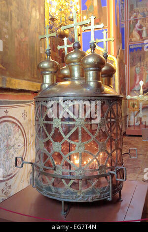 Vieilles lampes, intérieur de la cathédrale de la Nativité de la Sainte Vierge, Suzdal, région de Vladimir, Russie Banque D'Images