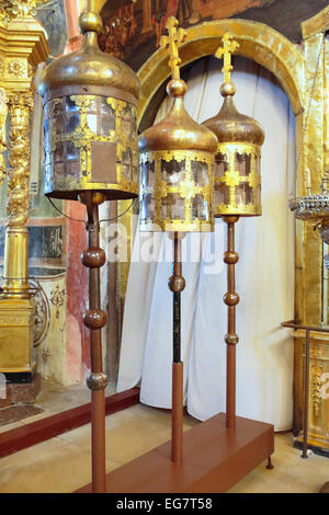 Vieilles lampes, intérieur de la cathédrale de la Nativité de la Sainte Vierge, Suzdal, région de Vladimir, Russie Banque D'Images