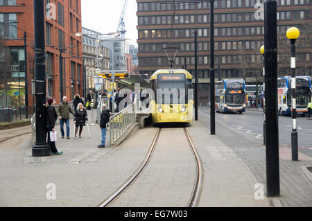 Février 2015, les services de tramway Metrolink sont bonnes dans les jardins Piccalilli Banque D'Images