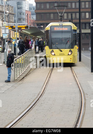 Février 2015, les services de tramway Metrolink sont bonnes dans les jardins Piccalilli Banque D'Images