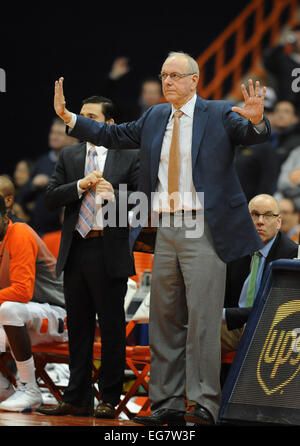 Syracuse, NY, USA. Feb 18, 2015. 18 févr. 2015 : l'entraîneur-chef Jim Boeheim Syracuse entraîneurs son équipe comme l'Orange de Syracuse défait les Louisville Cardinals 69-59 au Carrier Dome à Syracuse, New York. © csm/Alamy Live News Banque D'Images