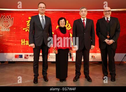 Bruxelles, Belgique. Feb 18, 2015. Yang Yanyi (2L), chef de la mission chinoise auprès de l'UE, l'ambassadeur chinois en Belgique Qu Xing (2e R) et Tibor Navracsics (1re L), le commissaire européen à l'éducation, culture, multilinguisme et jeunesse posent pour une photo après l'exécution au cours d'une célébration du Nouvel An chinois à Bruxelles, Belgique, le 18 février, 2015. Joyeux Nouvel An chinois ont eu lieu à Bruxelles le mercredi, avec des artistes chinois qui danse sous les publics locaux. © Zhou Lei/Xinhua/Alamy Live News Banque D'Images