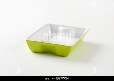 Plat de cuisson en céramique Rectangle - blanc sur l'intérieur, vert à l'extérieur Banque D'Images
