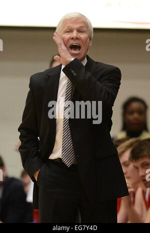 Washington, DC, USA. Feb 18, 2015. 20150218 - Davidson entraîneur Bob McKillop appelle à ses joueurs dans la première moitié contre George Washington University à la Smith Center à Washington. Davidson a défait GWU, 65-63. © Chuck Myers/ZUMA/Alamy Fil Live News Banque D'Images