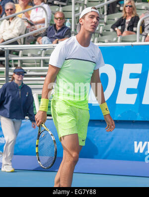 Delray Beach, Florida, US. Feb 18, 2015. THANASI KOKKINAKIS de l'Australie montre sa déception sur cour. IVO KARLOVIC de Croatie beat KOKKINAKIS dans deux tiebreakers au second tour de l'Open de Delray Beach, 7-6 (7-4), 7-6 (7-2) de l'ATP World Tour du tournoi international à l'Delray Beach Tennis Stadium, Delray Beach, en Floride. Credit : Arnold Drapkin/ZUMA/Alamy Fil Live News Banque D'Images