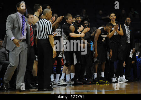 Rosemont, Illionois, USA. 18 Février, 2015. La Providence Friars banc emptys après et se rendent compte qu'ils ont la victoire pendant le match de basket-ball NCAA entre la Providence Friars et les démons à la DePaul Blue Allstate Arena à Rosemont, IL. La Providence a gagné 80-53 Plus de DePaul. Credit : Cal Sport Media/Alamy Live News Banque D'Images