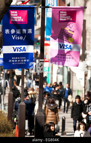 Les acheteurs chinois retour au Japon pour les vacances du Nouvel An lunaire le 19 février 2015, Tokyo, Japon : Shoppers promenade le long de la principale rue commerçante à Harajuku zone au cours de la maison de vacances du Nouvel An lunaire en Asie. Semaine Grand Shopping Tokyo 2015 est un événement visant à attirer les acheteurs étrangers, et prend place à 200 magasins y compris les collines Omotesando, Tokyu Plaza et Kiddy Land du 22 janvier au 24 février. Le Japon attend plus touristiques chinois cette nouvelle année lunaire, et la dernière espèce consulat général du Japon à Shanghai a émis un relevé 14 400 visas de tourisme, 260 % de plus qu'en décembre 2012. (Photo de Rodrigo Banque D'Images