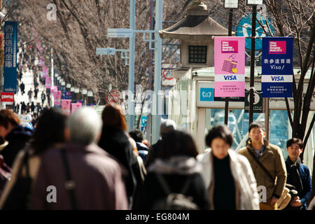 Les acheteurs chinois retour au Japon pour les vacances du Nouvel An lunaire le 19 février 2015, Tokyo, Japon : Shoppers promenade le long de la principale rue commerçante à Harajuku zone au cours de la maison de vacances du Nouvel An lunaire en Asie. Semaine Grand Shopping Tokyo 2015 est un événement visant à attirer les acheteurs étrangers, et prend place à 200 magasins y compris les collines Omotesando, Tokyu Plaza et Kiddy Land du 22 janvier au 24 février. Le Japon attend plus touristiques chinois cette nouvelle année lunaire, et la dernière espèce consulat général du Japon à Shanghai a émis un relevé 14 400 visas de tourisme, 260 % de plus qu'en décembre 2012. (Photo de Rodrigo Banque D'Images