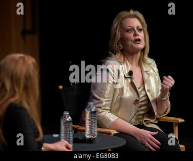 Santa Monica, Californie, USA. Feb 18, 2015. Soprano dramatique DEBORAH VOIGT parle de sa Memoir 'Call Me Debbie : True Confessions d'un terre-à-terre' Diva lors d'un événement de Los Angeles parle à l'École de nouvelles routes. © Brian Cahn/ZUMA/Alamy Fil Live News Banque D'Images