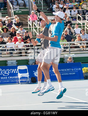 Delray Beach, Florida, US. Feb 18, 2015. Les frères Bryan, Bob à gauche et Mike (USA) leap en action sur cour. Ils ont défait le duo de DUSTIN BROWN (GER) et ADRIAN MANNARINO (FRA) en deux sets 6-3, 7-5 dans leur premier match de double à l'ATP World Tour International dans le Delray Beach Tennis Stadium, Delray Beach, en Floride. © Arnold Drapkin/ZUMA/Alamy Fil Live News Banque D'Images