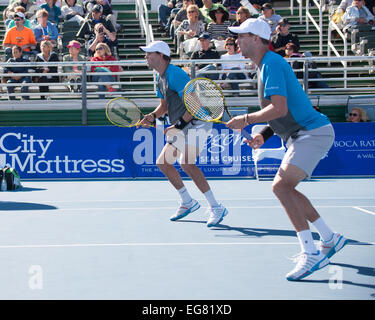 Delray Beach, Florida, US. Feb 18, 2015. Les frères Bryan, Bob à gauche et Mike (USA) en action sur cour. Ils ont défait le duo de DUSTIN BROWN (GER) et ADRIAN MANNARINO (FRA) en deux sets 6-3, 7-5 dans leur premier match de double à l'ATP World Tour International dans le Delray Beach Tennis Stadium, Delray Beach, en Floride. © Arnold Drapkin/ZUMA/Alamy Fil Live News Banque D'Images