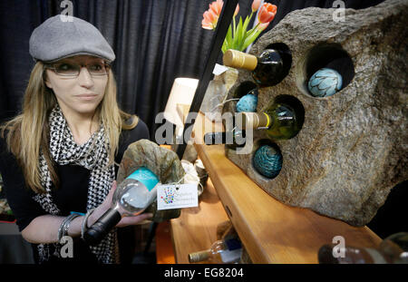 Vancouver, Canada. Feb 18, 2015. Un exposant affiche un support de vin en pierre naturelle à la 42e Home and Garden Show à Vancouver, Canada, le 18 février 2015. Environ 425 exposants venus de toute la province de la Colombie-Britannique ont présenté leurs derniers home design inspirations et idées de jardinage durant les 5 jours, l'événement pouvant tirer environ 60 mille spectateurs. © Liang Sen/Xinhua/Alamy Live News Banque D'Images