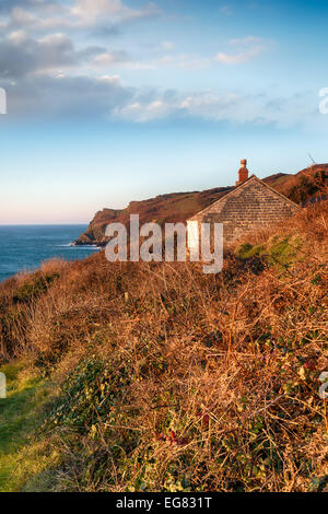 Une vieille maison abandonnée sur les falaises au-dessus de Lantivet Bay sur la côte sud des Cornouailles Banque D'Images