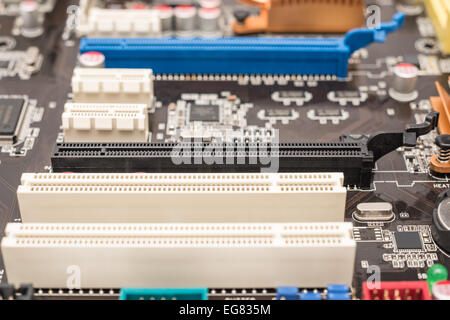 Connecteur PCI Slots sur la carte mère d'ordinateur Banque D'Images