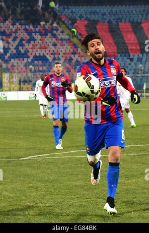 Stade Ghencea, Roumanie ROU. Feb 18, 2015. Paul Papp # 6 de Steaua Bucarest en action au cours de la Ligue Roumanie Tasse jeu Adeplast entre Steaua Bucarest ROU et Astra Giurgiu ROU au stade Ghencea, Roumanie ROU. Catalin Soare/Cal Sport Media/Alamy Live News Banque D'Images