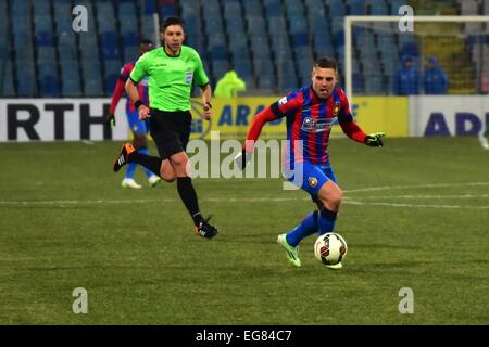 Stade Ghencea, Roumanie ROU. Feb 18, 2015. Adrian Popa # 77 de Steaua Bucarest en action au cours de la Ligue Roumanie Tasse jeu Adeplast entre Steaua Bucarest ROU et Astra Giurgiu ROU au stade Ghencea, Roumanie ROU. Catalin Soare/Cal Sport Media/Alamy Live News Banque D'Images