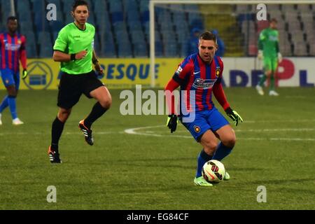 Stade Ghencea, Roumanie ROU. Feb 18, 2015. Adrian Popa # 77 de Steaua Bucarest en action au cours de la Ligue Roumanie Tasse jeu Adeplast entre Steaua Bucarest ROU et Astra Giurgiu ROU au stade Ghencea, Roumanie ROU. Catalin Soare/Cal Sport Media/Alamy Live News Banque D'Images