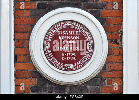 Londres, Angleterre, Royaume-Uni. Plaque commémorative sur le mur de Samuel Johnson's house in Gough Square (terre cuite, 1876) Banque D'Images