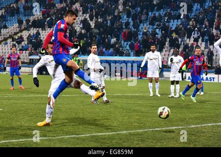 Stade Ghencea, Roumanie ROU. Feb 18, 2015. George Tucudean # 29 du Steaua Bucarest en action pendant la Ligue Roumanie Tasse jeu Adeplast entre Steaua Bucarest ROU et Astra Giurgiu ROU au stade Ghencea, Roumanie ROU. Catalin Soare/Cal Sport Media/Alamy Live News Banque D'Images