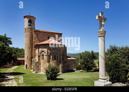 Collégiale romane Saint Martin de Elines Cantabrie Espagne iglesia colegiata romanica de San Martín de elines cantabria Banque D'Images