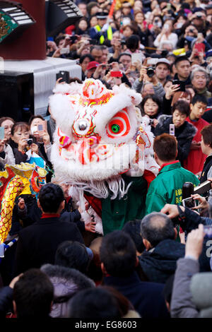 Danse du lion dans le quartier Chinois de Yokohama le 19 février 2015, Yokohama, Japon : un lion en prestation au Ma Miao Zhu Temple (aussi connu comme Masobyo) à donner des bénédictions pour la bonne fortune pour l'année à venir dans le quartier chinois durant les célébrations du Nouvel An lunaire chinois. Le Festival chinois du printemps organisé à Yokohama célèbre le Nouvel An lunaire et des événements sont du 19 février au 5 mars. © Rodrigo Reyes Marin/AFLO/Alamy Live News Banque D'Images