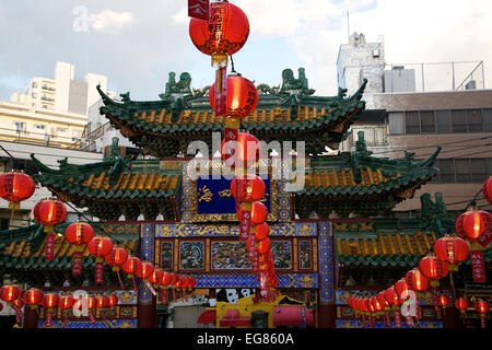 Danse du lion dans le quartier Chinois de Yokohama le 19 février 2015, Yokohama, Japon : Chinese lanternes à bougie sur l'affichage à l'Em Miao Zhu Temple (aussi connu comme Masobyo) dans le quartier chinois durant les célébrations du Nouvel An lunaire chinois. Le Festival chinois du printemps organisé à Yokohama célèbre le Nouvel An lunaire et des événements sont du 19 février au 5 mars. © Rodrigo Reyes Marin/AFLO/Alamy Live News Banque D'Images