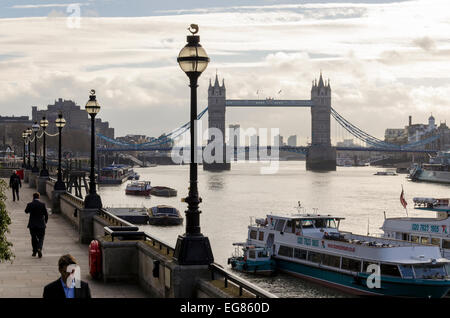 Londres, Royaume-Uni. 19 Février, 2015. Météo France : nuageux mais ensoleillé matin pour les navetteurs dans la ville, malgré les avertissements de pluie aujourd'hui au début de la semaine. Credit : CAMimage/Alamy Live News Banque D'Images