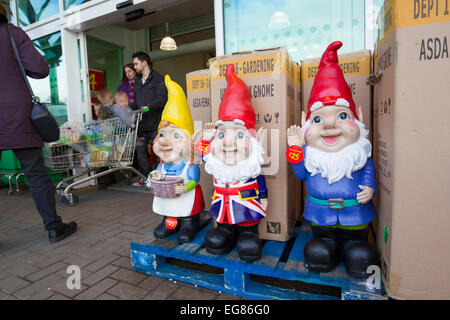 Les nains de jardin géant en vente à l'ASADA Kendal Banque D'Images