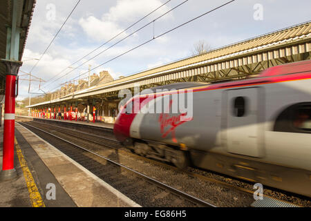 Virgin Train à Oxenholme railway station -le Lake District Banque D'Images