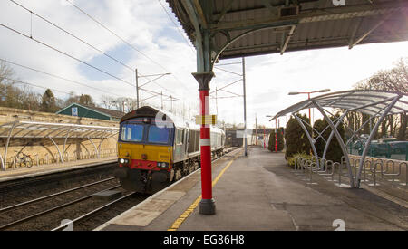 Les DRS Services direct par rail fret & Logistique train dans la station Oxenholme Banque D'Images