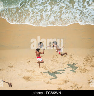 KERALA, INDE - Janvier 20 : Les jeunes hommes effectuant Kalaripayattu art civil, Janvier 20, 2013 dans le Kerala, Inde Banque D'Images