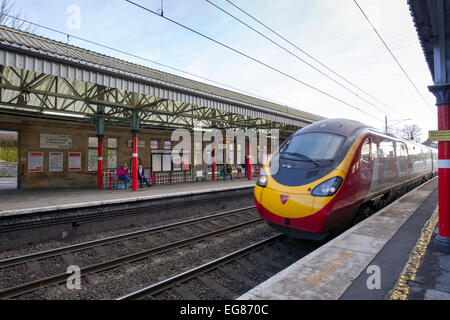 Virgin Train à Oxenholme railway station -le Lake District Banque D'Images