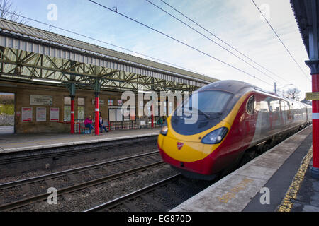 Virgin Train à Oxenholme railway station -le Lake District Banque D'Images