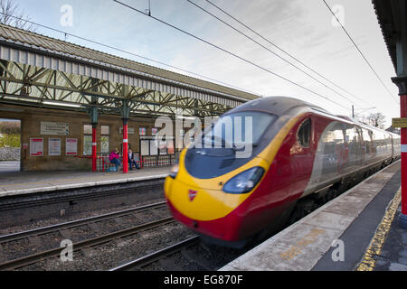 Virgin Train à Oxenholme railway station -le Lake District Banque D'Images