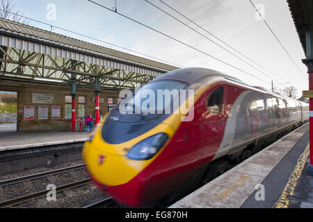 Virgin Train à Oxenholme railway station -le Lake District Banque D'Images